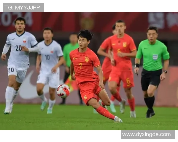 外国足球明星亲密接触熊猫展现友谊与保护野生动物的重要性