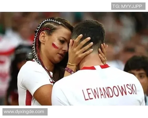 世界足球明星夫妻甜蜜合影展现爱情与运动的完美结合