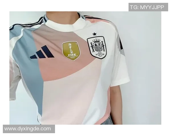 足球明星在球场上的时尚穿搭展示与风格解析